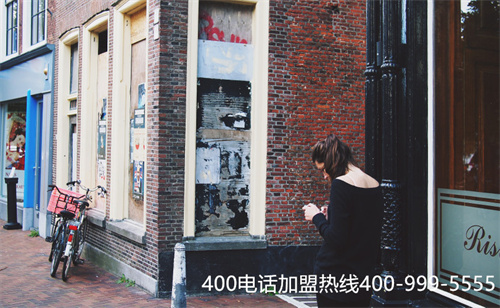 (服務行業(yè)選擇400電話申請可以帶來哪些好處和壞處)(應用400電話，建立高效服務平臺)