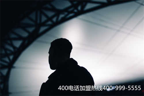 一人在打電話(huà)